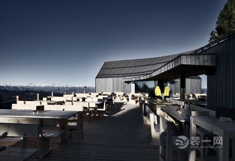 意大利一座山顶木屋餐厅装修效果图 形似一条巨型鱼