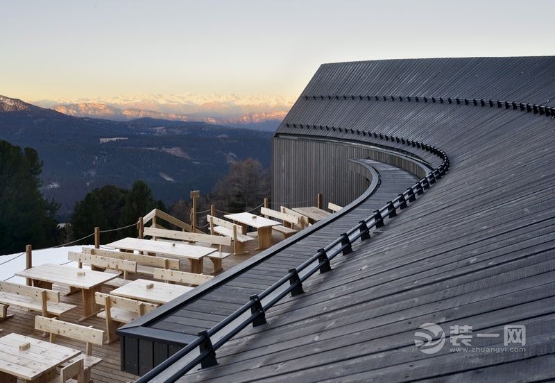 意大利一座山顶木屋餐厅装修效果图 形似一条巨型鱼